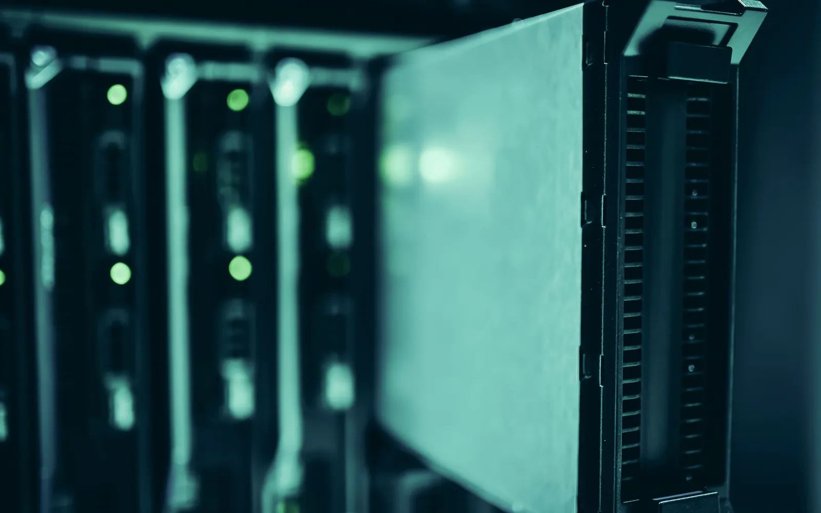 Servidores de hospedagem com luzes acesas em um data center