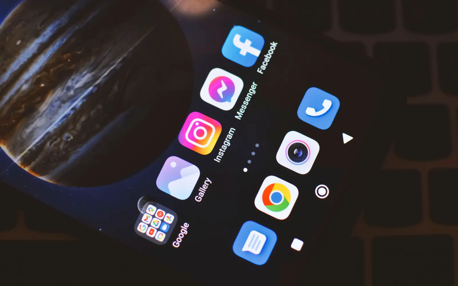 Tela de celular com ícones de redes sociais, mensagens e navegador